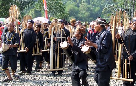 Nilai Sejarah Bahasa Sunda Buhun Pawayangan