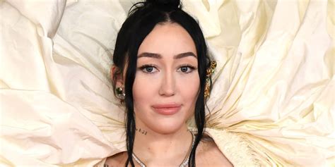 Noah Cyrus flaunts bikini body in kitchen bend-over!