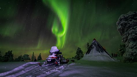 Northern Lights Snowmobile