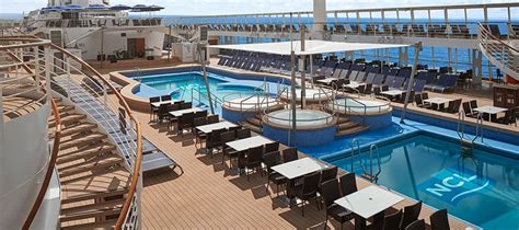 Norwegian Sky pool deck