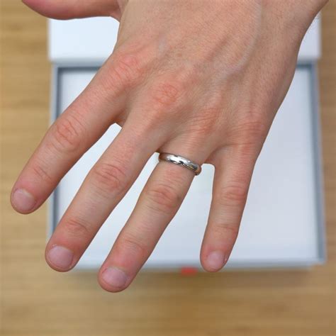 Now You?re Engaged, How Do You Choose A Mens Wedding Ring?