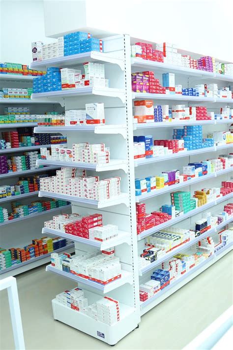 Rak obat-obatan di apotek