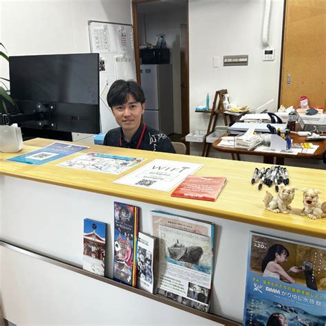 英語教材とノートを使って学習するイメージ