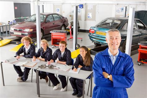 Online automotive school image