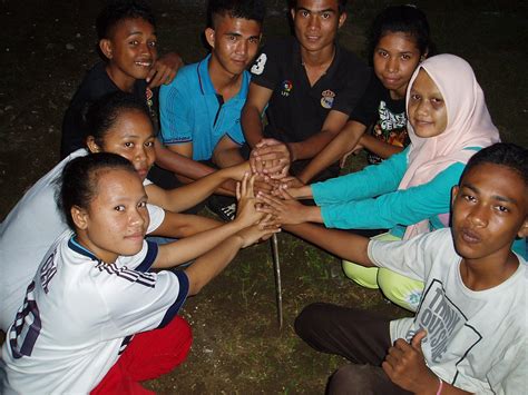 Orang Indonesia Membantu Beban Keluarga