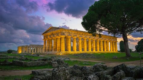 Paestum Guide Explaining