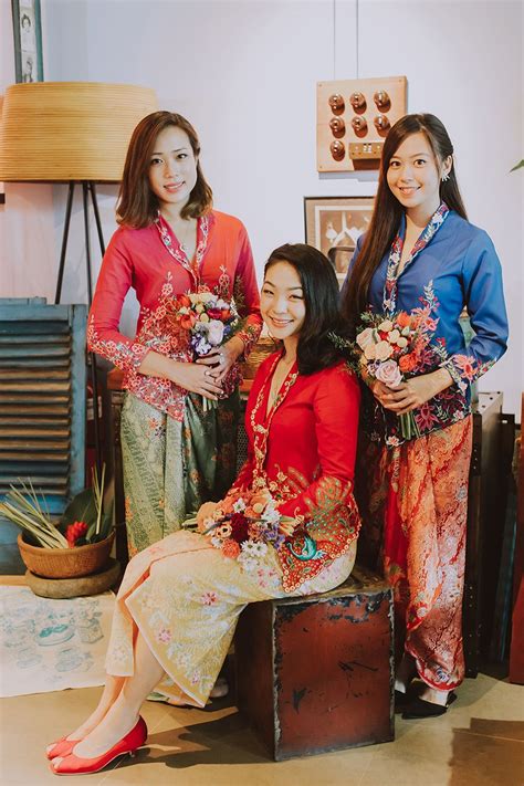 Pakaian Nyonya dan Nona Indonesia