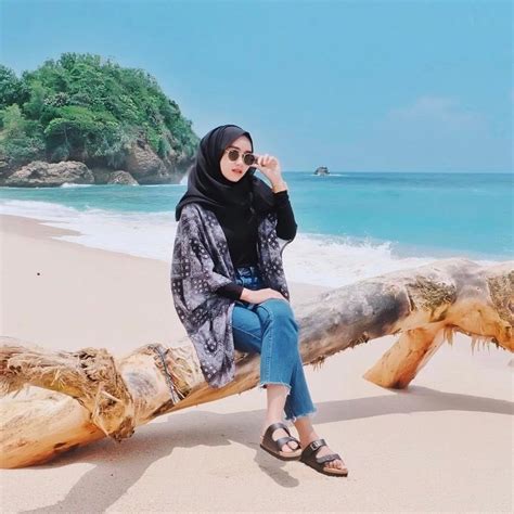 Pakaian Pantai di Pantai Indonesia