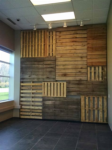 Pallet Wall Using Glue