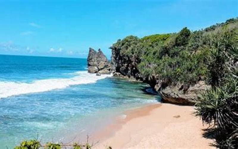 Pantai Kayu Putih, Surga Tersembunyi Di Pulau Jawa