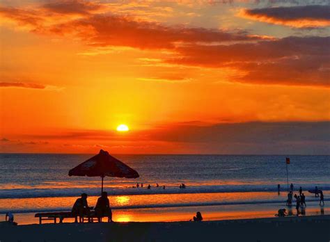 Pantai Kuta Bali matahari terbenam