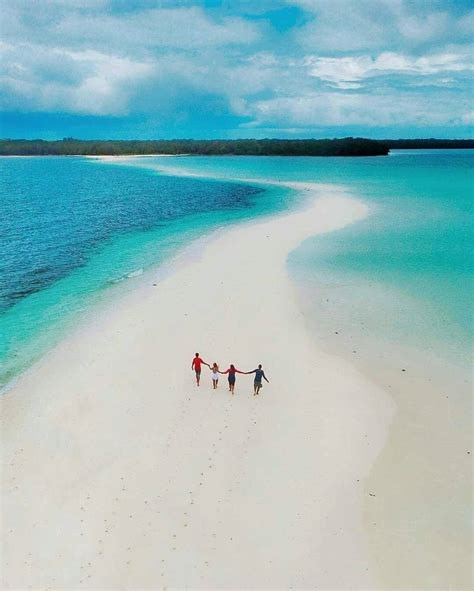 Pantai Pasir Putih di Indonesia