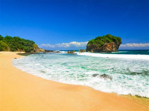 Pantai-pantai Terindah di Jawa Tengah yang Harus Dikunjungi