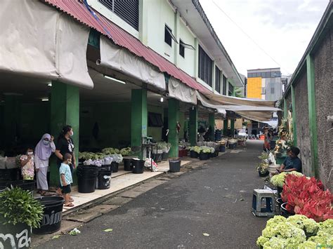 Pasar bunga kelapa gading buah matang