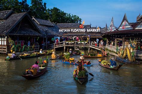 Pattaya Floating Market activities