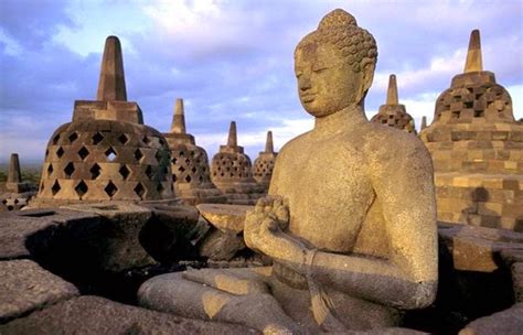 Patung Buddha Yang Ada Di Candi Borobudur Dibuat Dengan Teknik