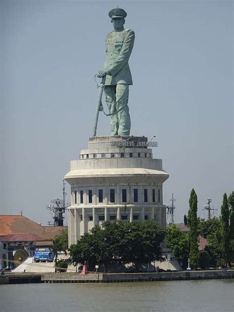 Patung Monumental dengan Ukuran Besar