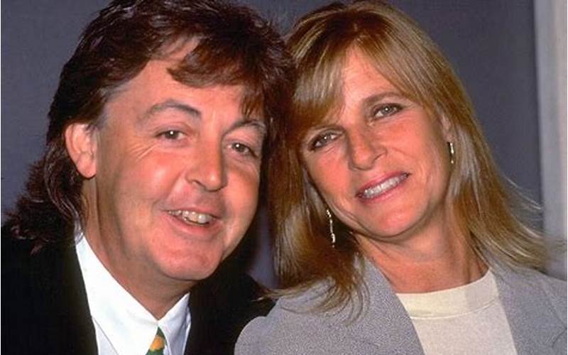 Paul Mccartney With His Wife Linda