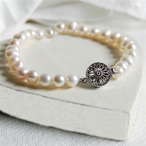 Pearl bracelet: Be the center of attraction