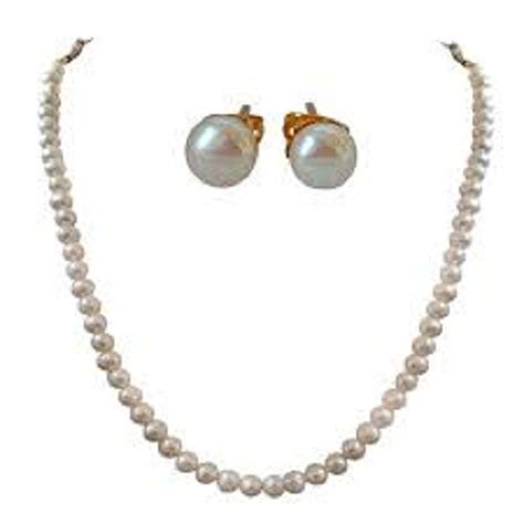 Pearl necklace enhances your look