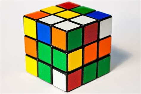 Pedagang Mainan Membeli Kubus Rubik Yang Rusuknya Berukuran 10 Cm