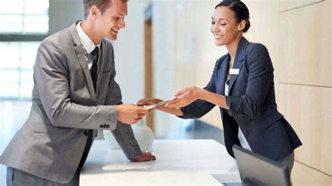 Staf profesional memberikan pelayanan prima di salon