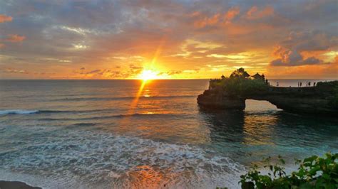 Pemandangan Matahari Terbenam di Bali