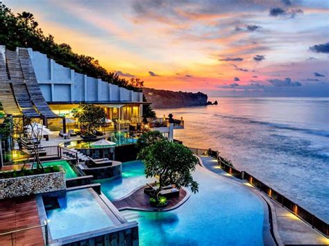 Pembangunan Hotel di Pantai Indonesia