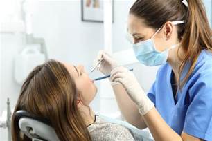 Pemeriksaan awal oleh dokter gigi