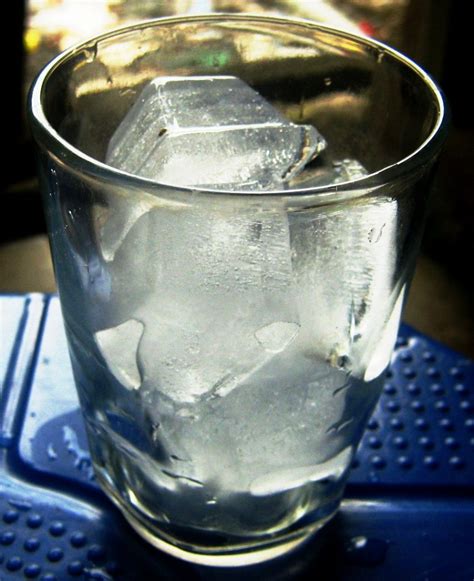Pengenalan gambar es batu dalam gelas