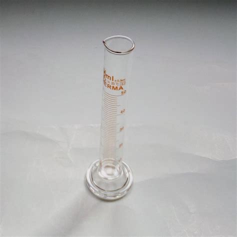 Penggunaan Gelas Ukur 5 Liter dalam Praktikum Kimia