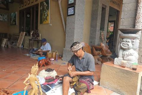 Pengrajin ornamen Bali