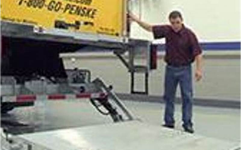 Penske Truck With Lift Gate