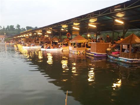 Perjalanan dengan perahu di Pasar Apung Lembang Bandung