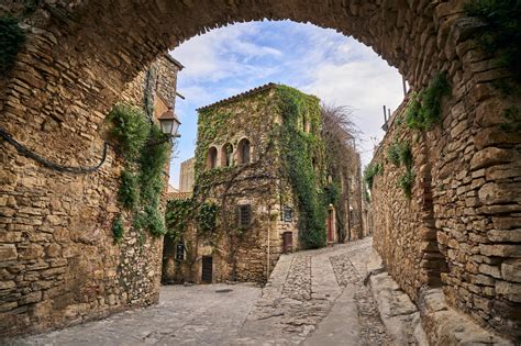Peratallada stone streets