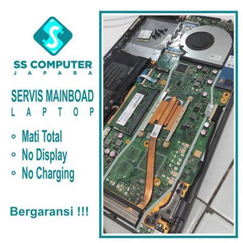 Teknisi memperbaiki mainboard laptop