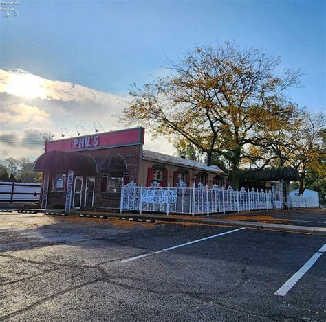 Shops and dining in downtown Port Clinton, Ohio