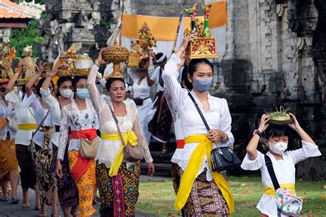 Tradisi persembahyangan Hari Raya Kuningan