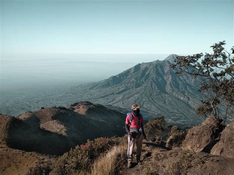 Mendaki Gunung Merbabu, Nikmati Keindahan Puncak KentengSong...