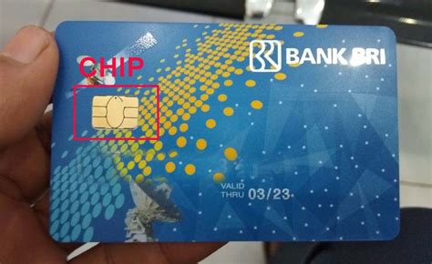 Petugas bank melakukan verifikasi data nasabah dan pembayaran biaya kartu ATM BRI chip di Indonesia