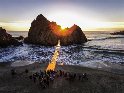 Scopri la magia di Pfeiffer Beach: la spiaggia più affascinante della California