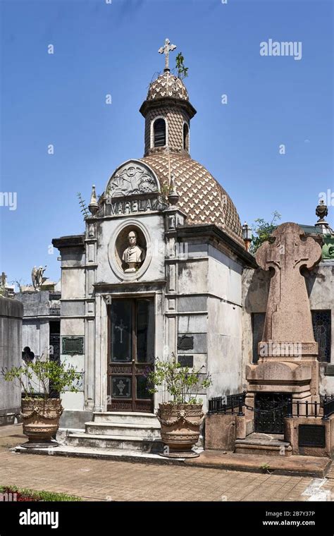 Photography inside Recoleta Cemetery