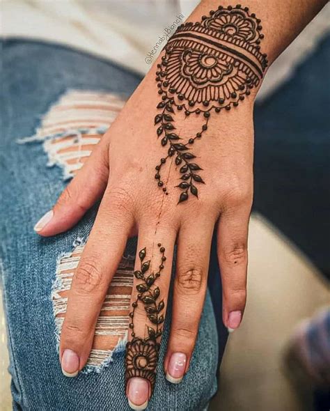 Simple henna tattoo on wrist Tattoos Book 65.000