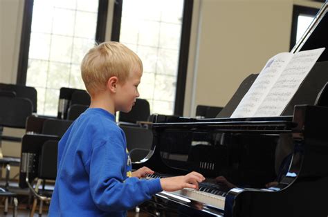 Pianist Lessons in Riverside: Tips for Aspiring Pianists