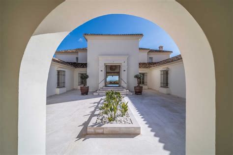 Picture-Perfect Home: Move-In Ready with Stunning Views