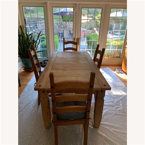 Pier One Dining Room Table Features
