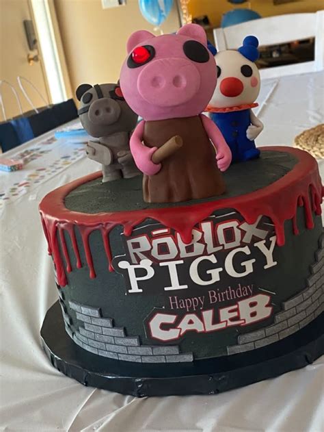 Piggy Roblox cake