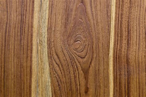 pilar dengan tekstur kayu