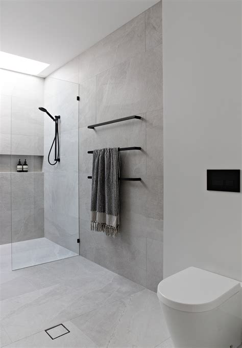 Placement Of Towel Bar And Ring Can Make Your Bath Space Appealing