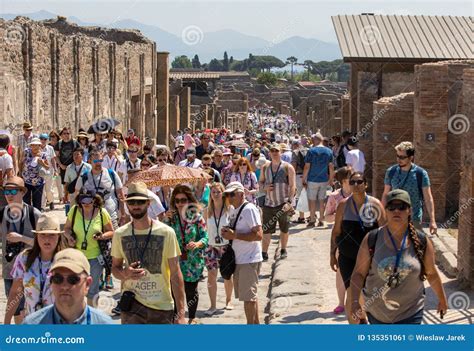 Pompeii Crowd